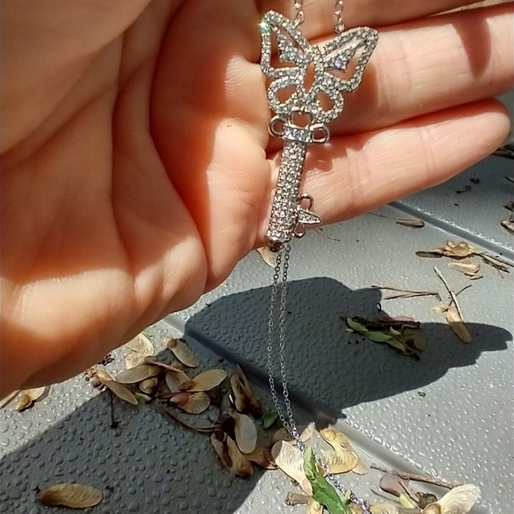 Women's crystal key necklace 18 inches silver tone - Picture 2 of 2